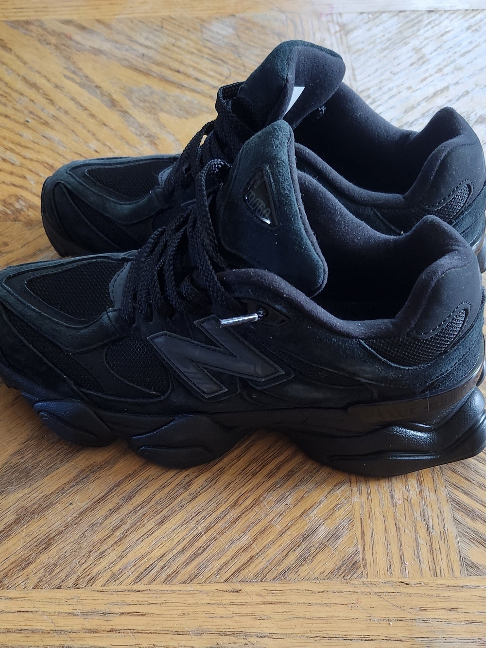 New Balance Men's Black Chunky Athletic Sneakers